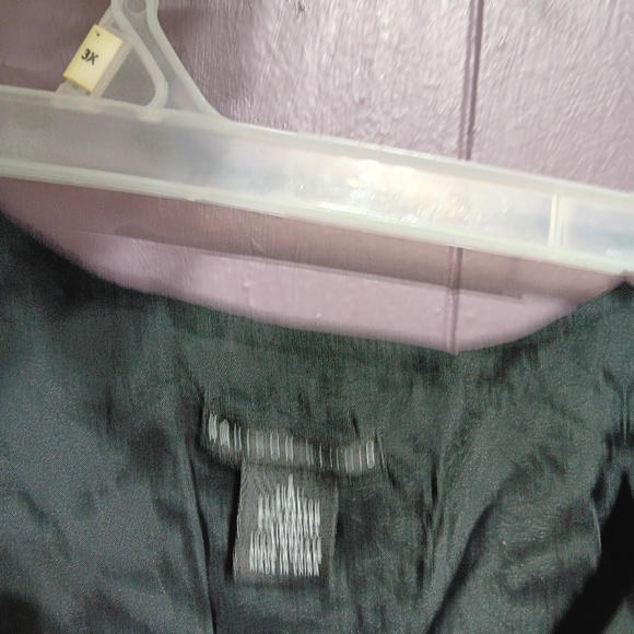 Ladies black, no sleeve design on stomach.small - Picture 4 of 5